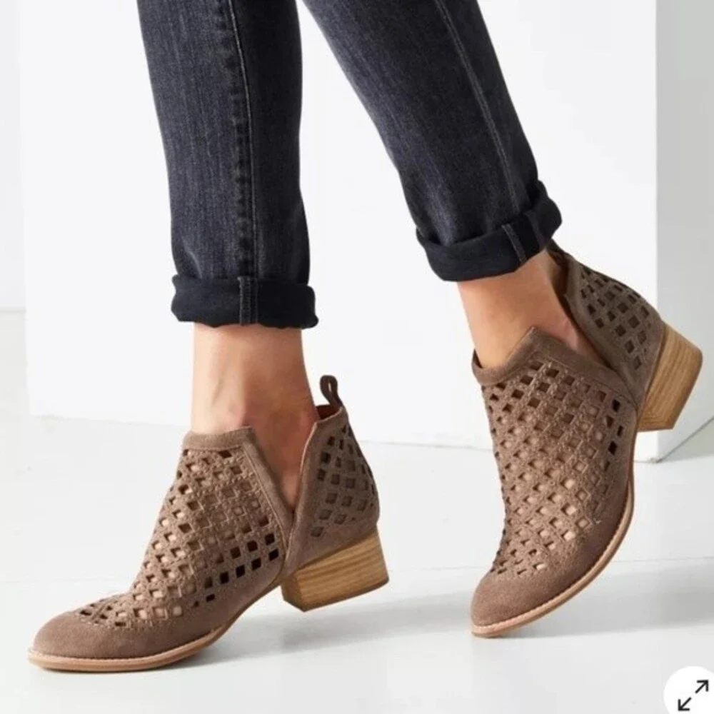 Jeffrey Campbell Taggart Ankle Booties in Taupe 6.5
